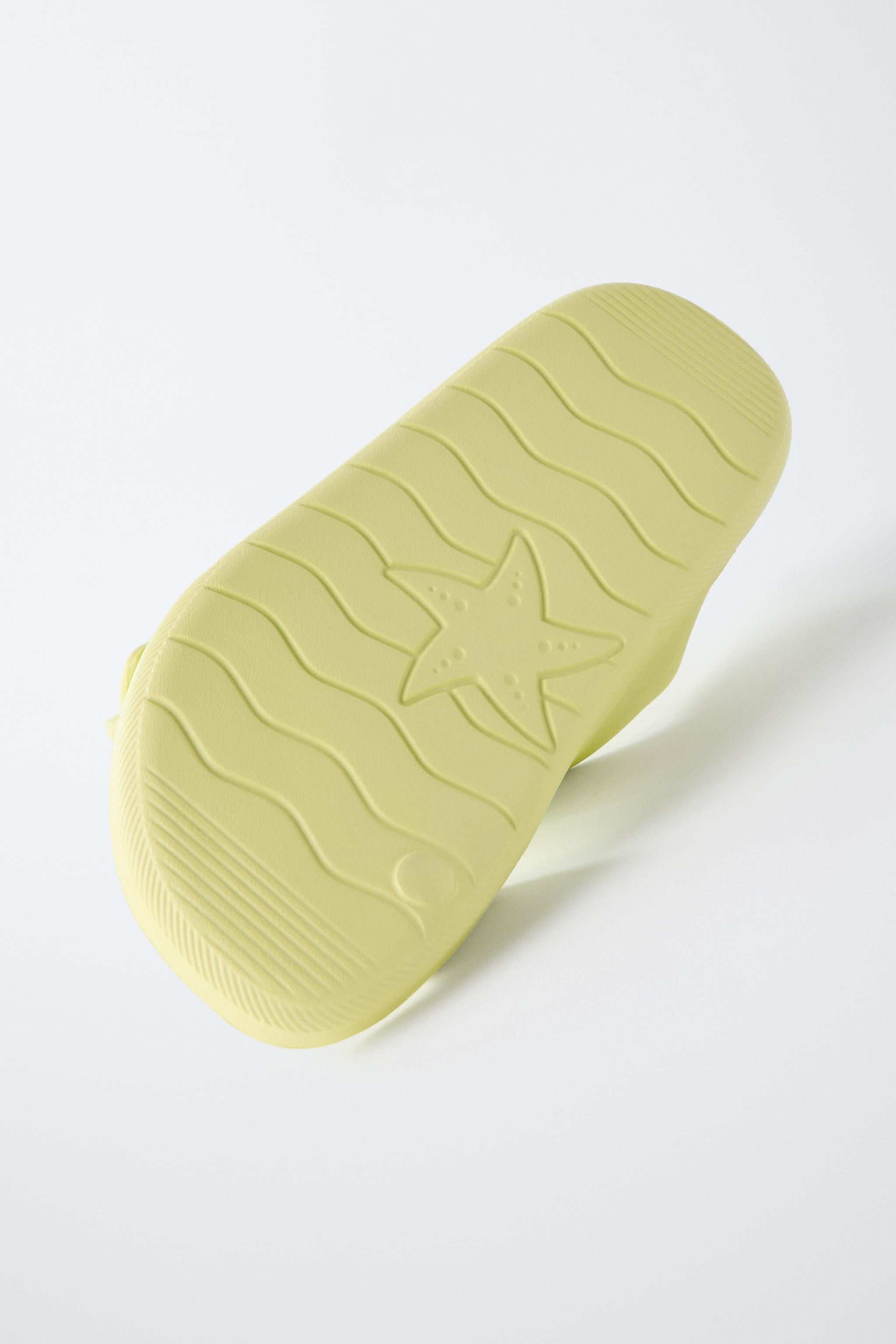 RUBBERIZED BUCKLED SANDALS